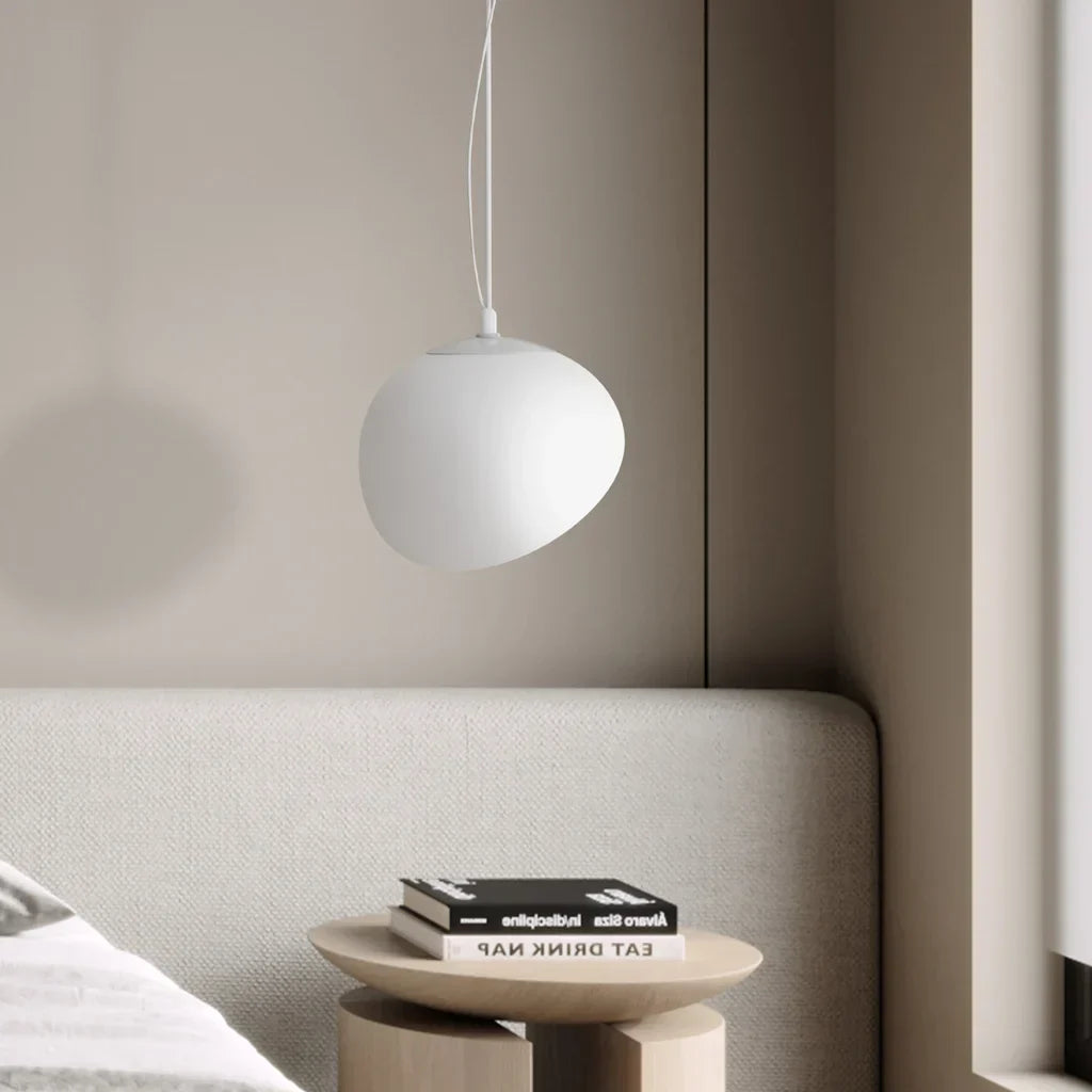 Lampada a sospensione Boden bianca a forma di ciottolo