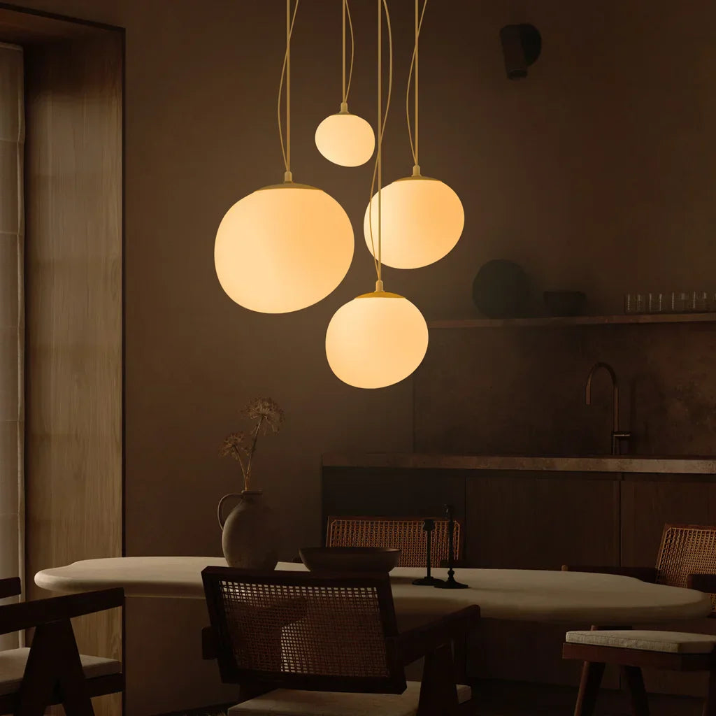 Lampada a sospensione Boden bianca a forma di ciottolo