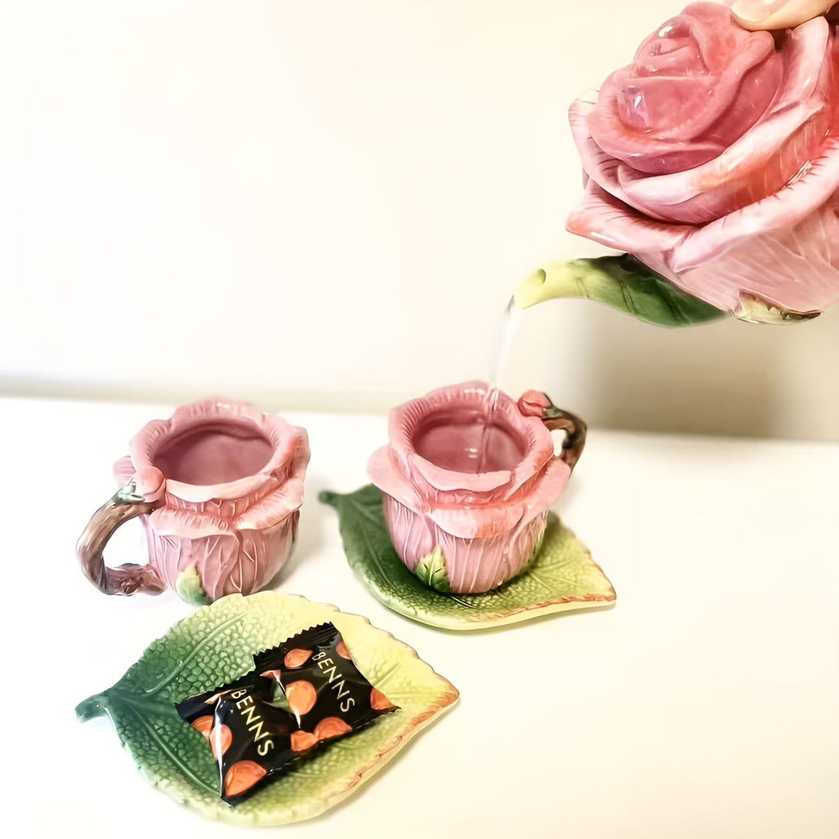Servizio da tè in ceramica con motivo di rose – Dipinto a mano ed elegante | Tazza con piattino in design floreale