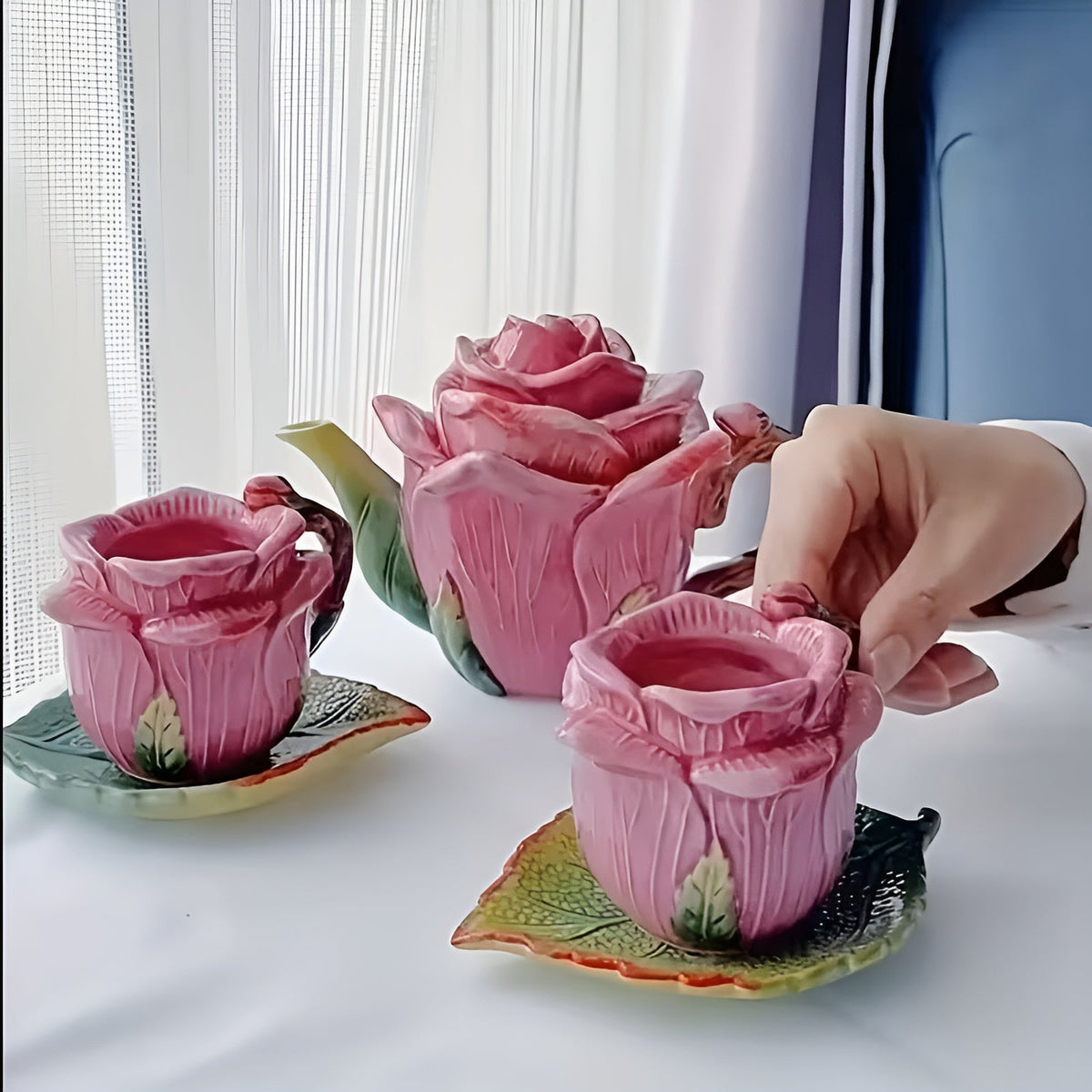 Servizio da tè in ceramica con motivo di rose – Dipinto a mano ed elegante | Tazza con piattino in design floreale