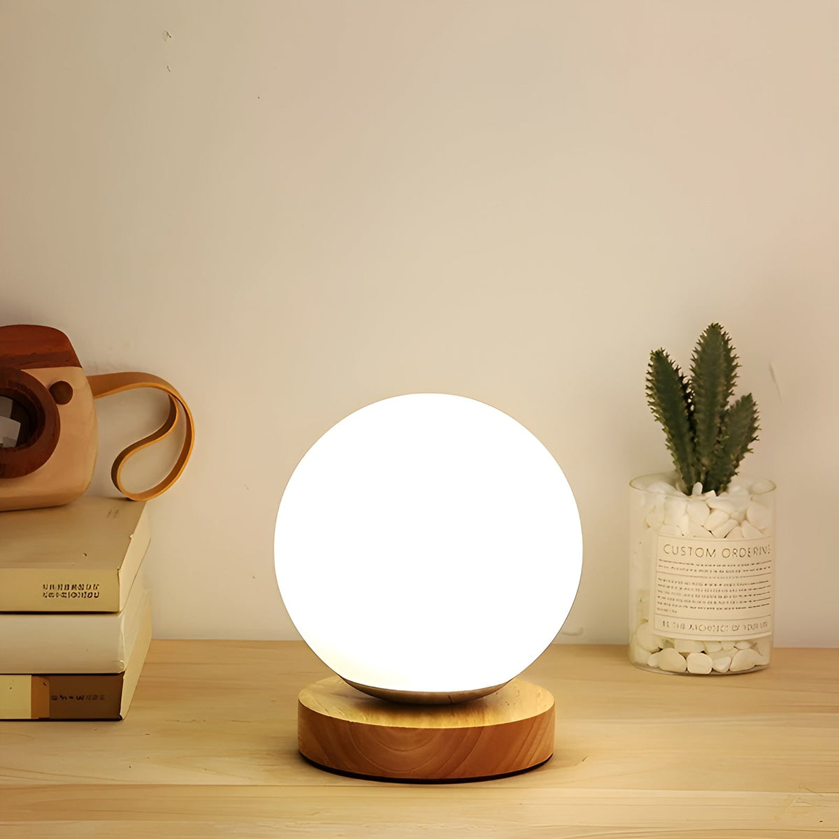 CharmingGlow Light – Lampada da tavolo in legno e vetro casual