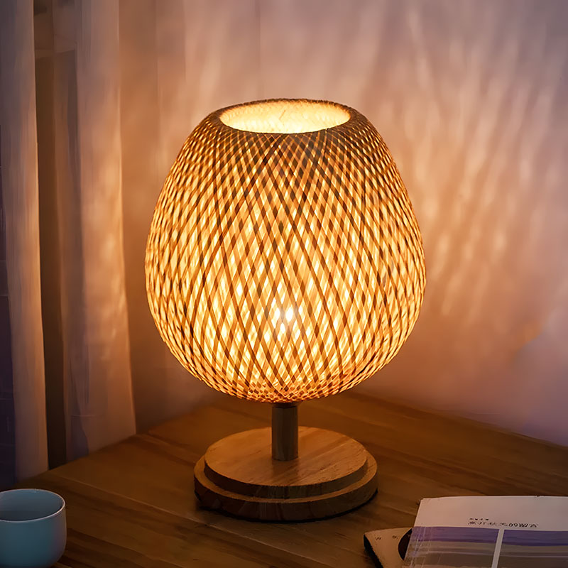 RattanCraft - Lampada da letto artigianale in rattan e legno per un'eleganza naturale