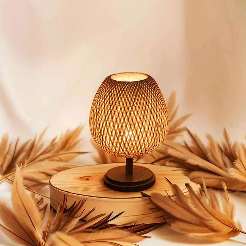 RattanCraft - Lampada da letto artigianale in rattan e legno per un'eleganza naturale