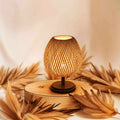 RattanCraft - Lampada da letto artigianale in rattan e legno per un'eleganza naturale