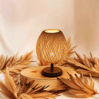 RattanCraft - Lampada da letto artigianale in rattan e legno per un'eleganza naturale