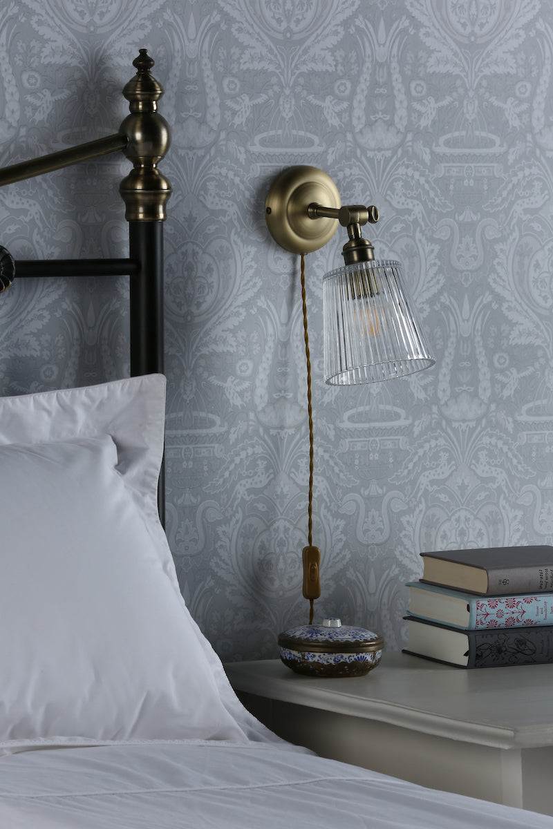 Laura Ashley Callaghan Applique da Parete con Spina Ottone Antico Vetro Striato