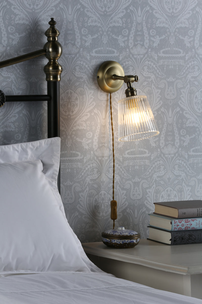 Laura Ashley Callaghan Applique da Parete con Spina Ottone Antico Vetro Striato