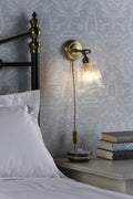 Laura Ashley Callaghan Applique da Parete con Spina Ottone Antico Vetro Striato
