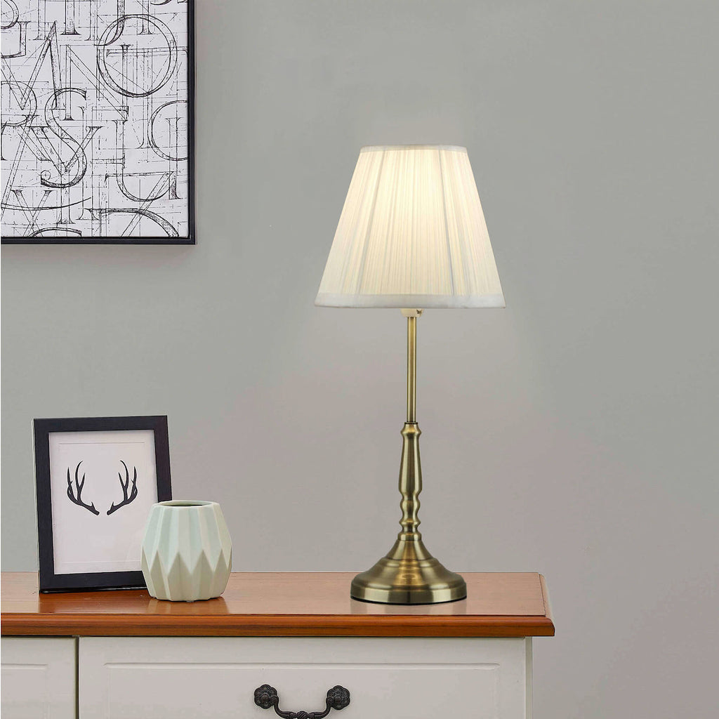 Lampada da Tavolo in Ottone Laura Ashley Elliot con Paralume Bianco