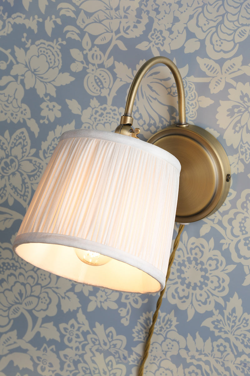 Lampada da parete plug-in Laura Ashley Hemsley in ottone antico e paralume avorio