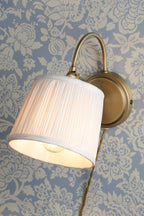 Lampada da parete plug-in Laura Ashley Hemsley in ottone antico e paralume avorio
