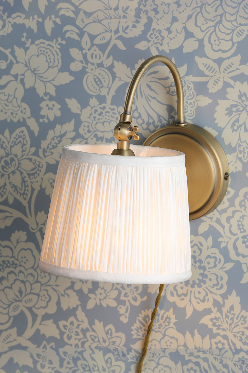 Lampada da parete plug-in Laura Ashley Hemsley in ottone antico e paralume avorio