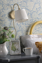 Lampada da parete plug-in Laura Ashley Hemsley in ottone antico e paralume avorio