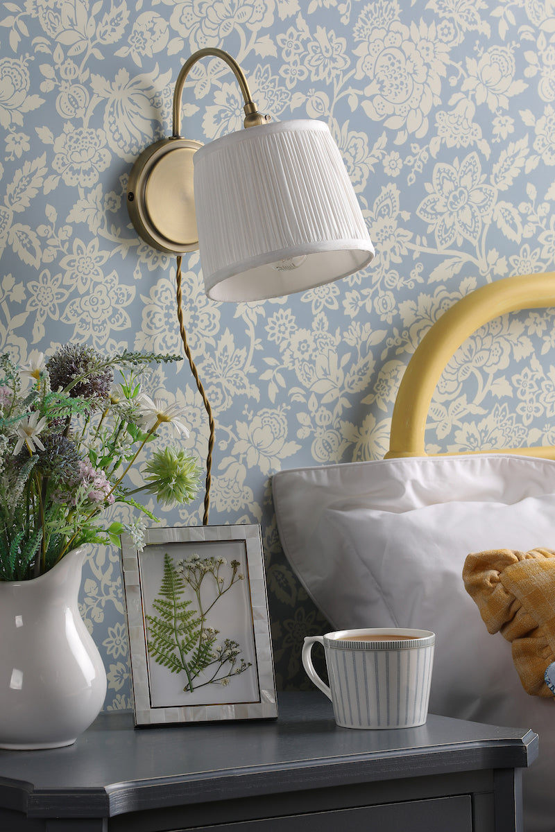Lampada da parete plug-in Laura Ashley Hemsley in ottone antico e paralume avorio