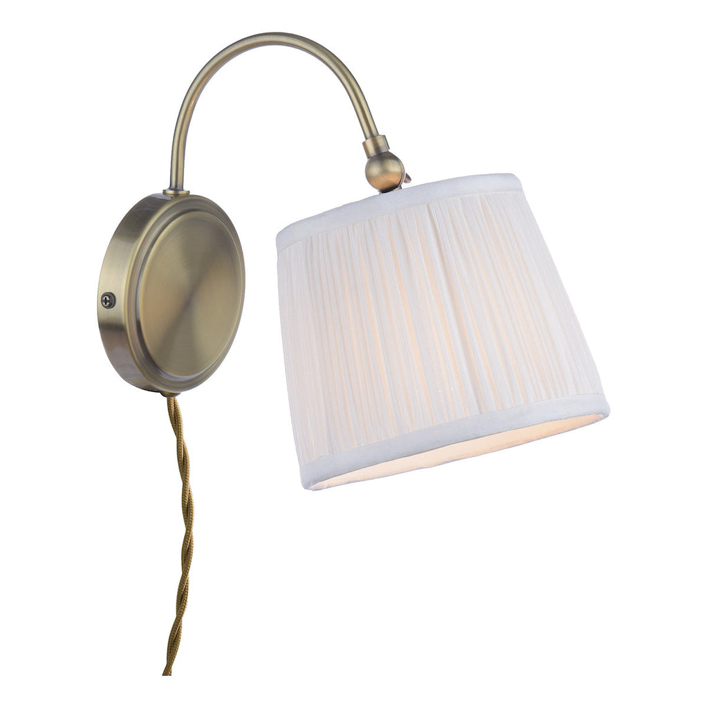 Lampada da parete plug-in Laura Ashley Hemsley in ottone antico e paralume avorio