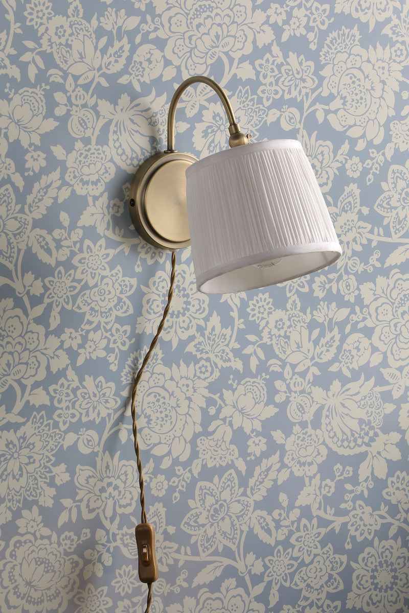Lampada da parete plug-in Laura Ashley Hemsley in ottone antico e paralume avorio