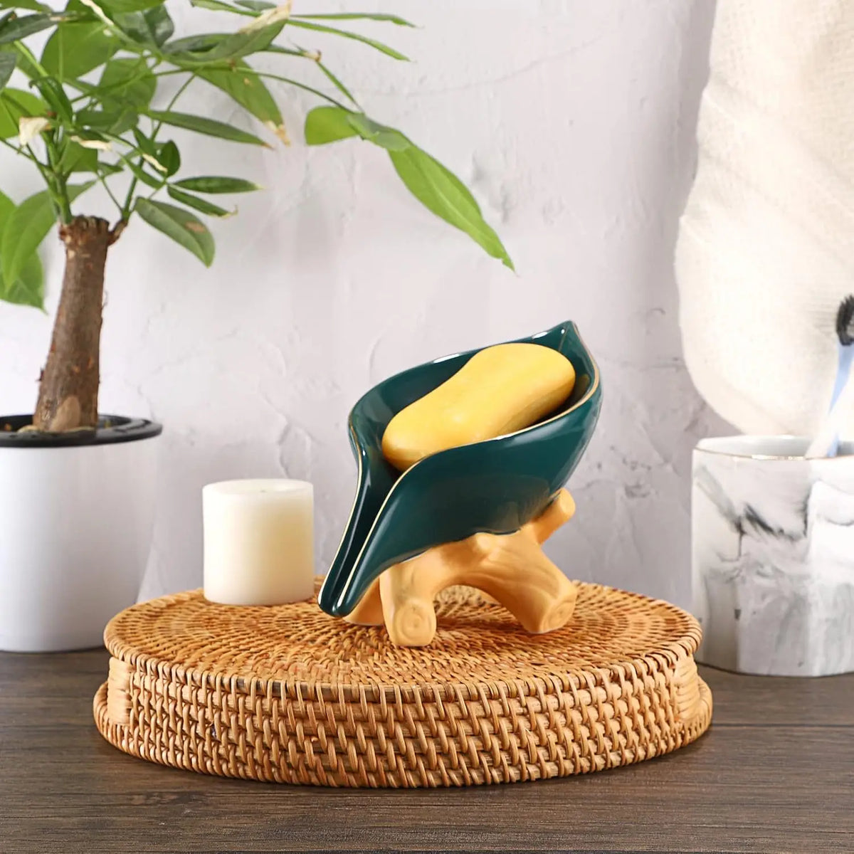 Portasapone Ceramico a Forma di Foglia con Design a Cascata e Drenaggio Automatico