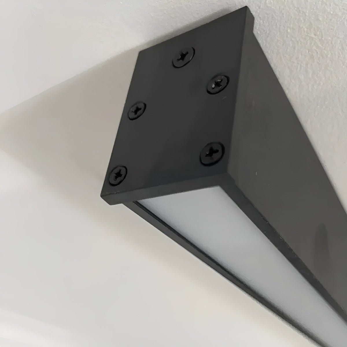 Lampada da soffitto o da parete a LED lineare – illuminazione senza abbagliamento per ambienti moderni