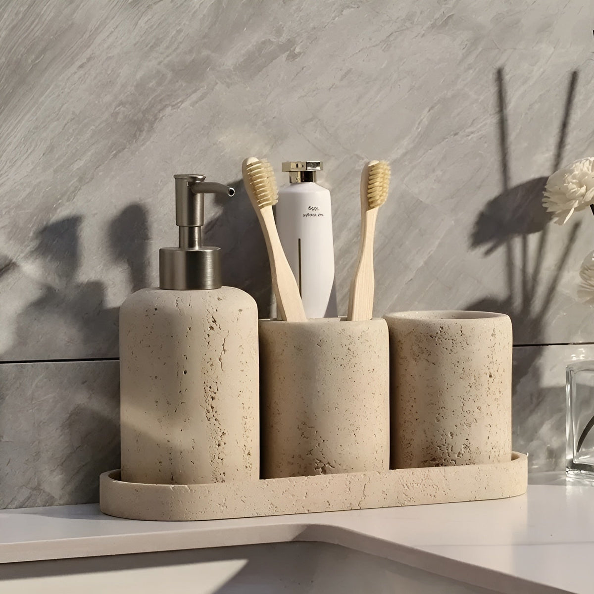 Porta spazzolini in pietra naturale – con dispenser di sapone e vassoio | Eleganti accessori da bagno in travertino