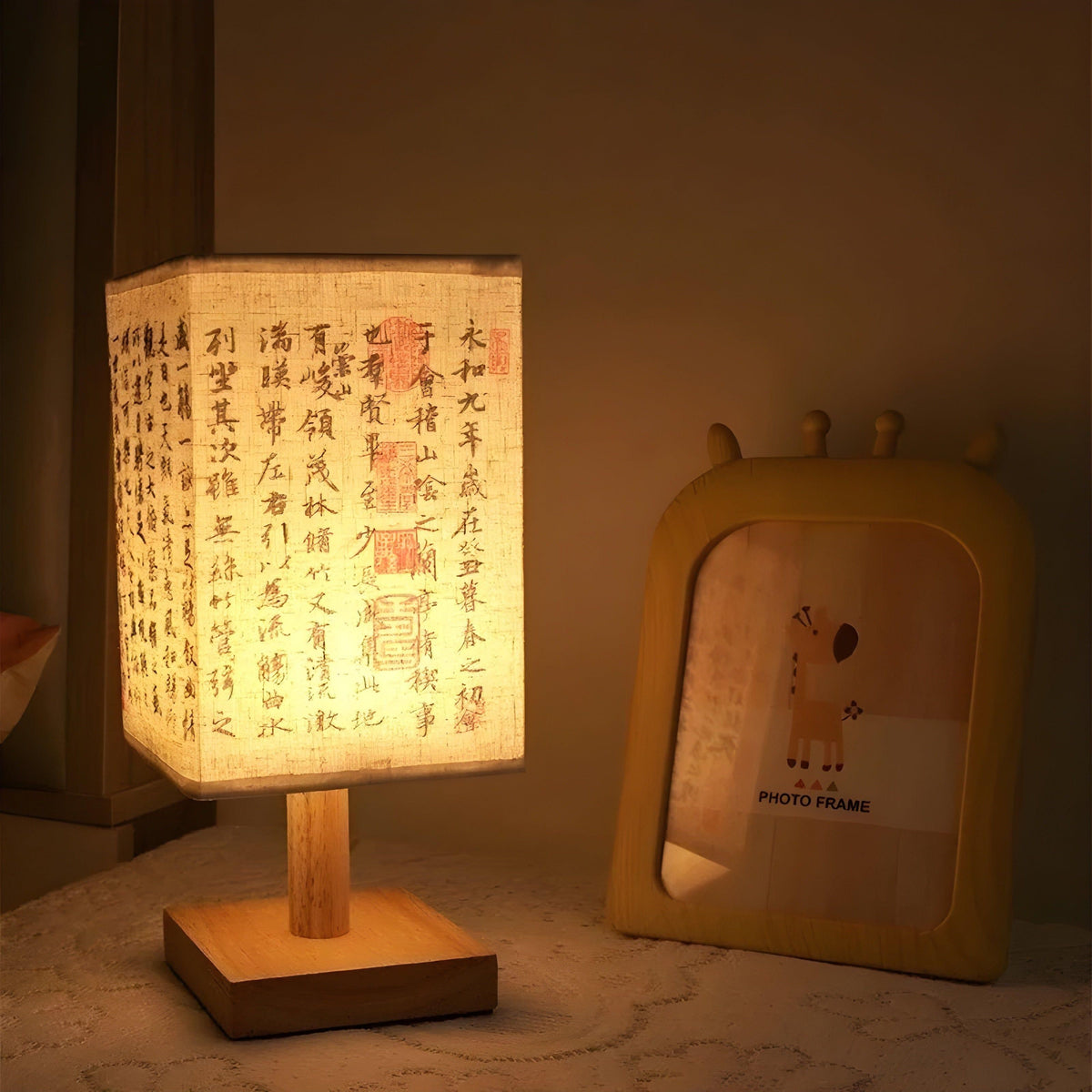 Lampada SerenityGlow - Lampada da Tavolo in Stile Cinese con Tessuto LED Moderno