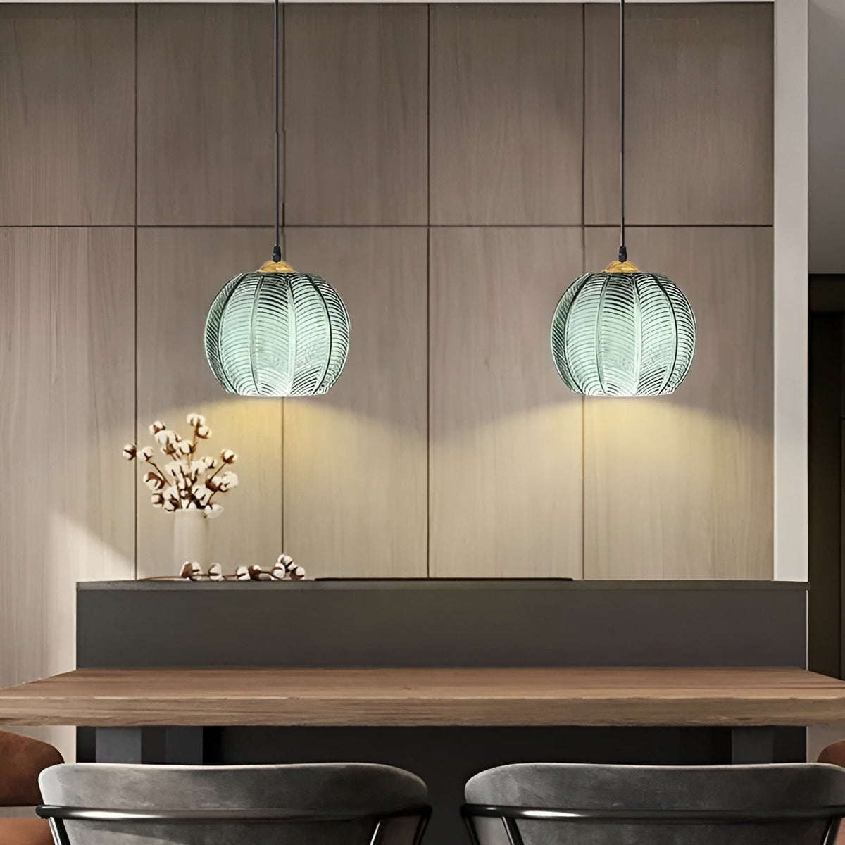 Lampada a sospensione in vetro rigato verde – Design retro e luce suggestiva | Illuminazione interna elegante