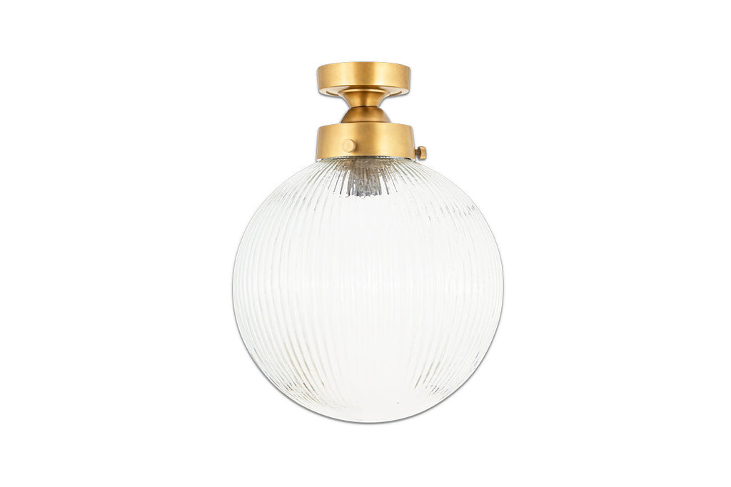 Lampada da soffitto per bagno Nkuku Konnie in ottone con globo in vetro rigato