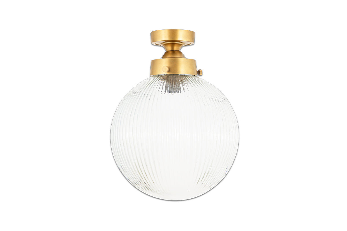 Lampada da soffitto per bagno Nkuku Konnie in ottone con globo in vetro rigato