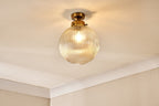 Lampada da soffitto per bagno Nkuku Konnie in ottone con globo in vetro rigato