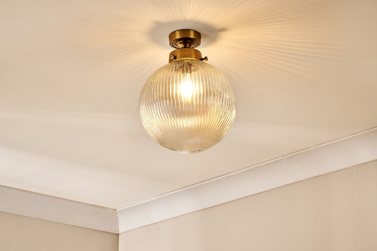 Lampada da soffitto per bagno Nkuku Konnie in ottone con globo in vetro rigato