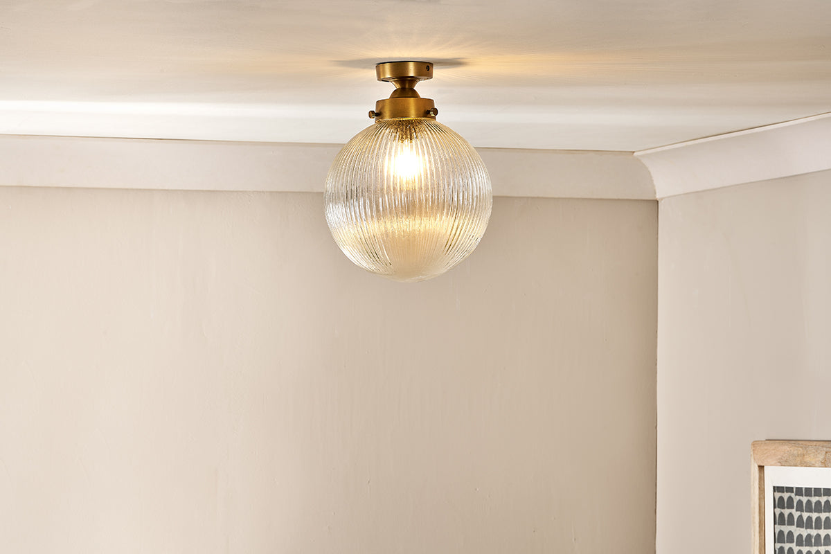 Lampada da soffitto per bagno Nkuku Konnie in ottone con globo in vetro rigato