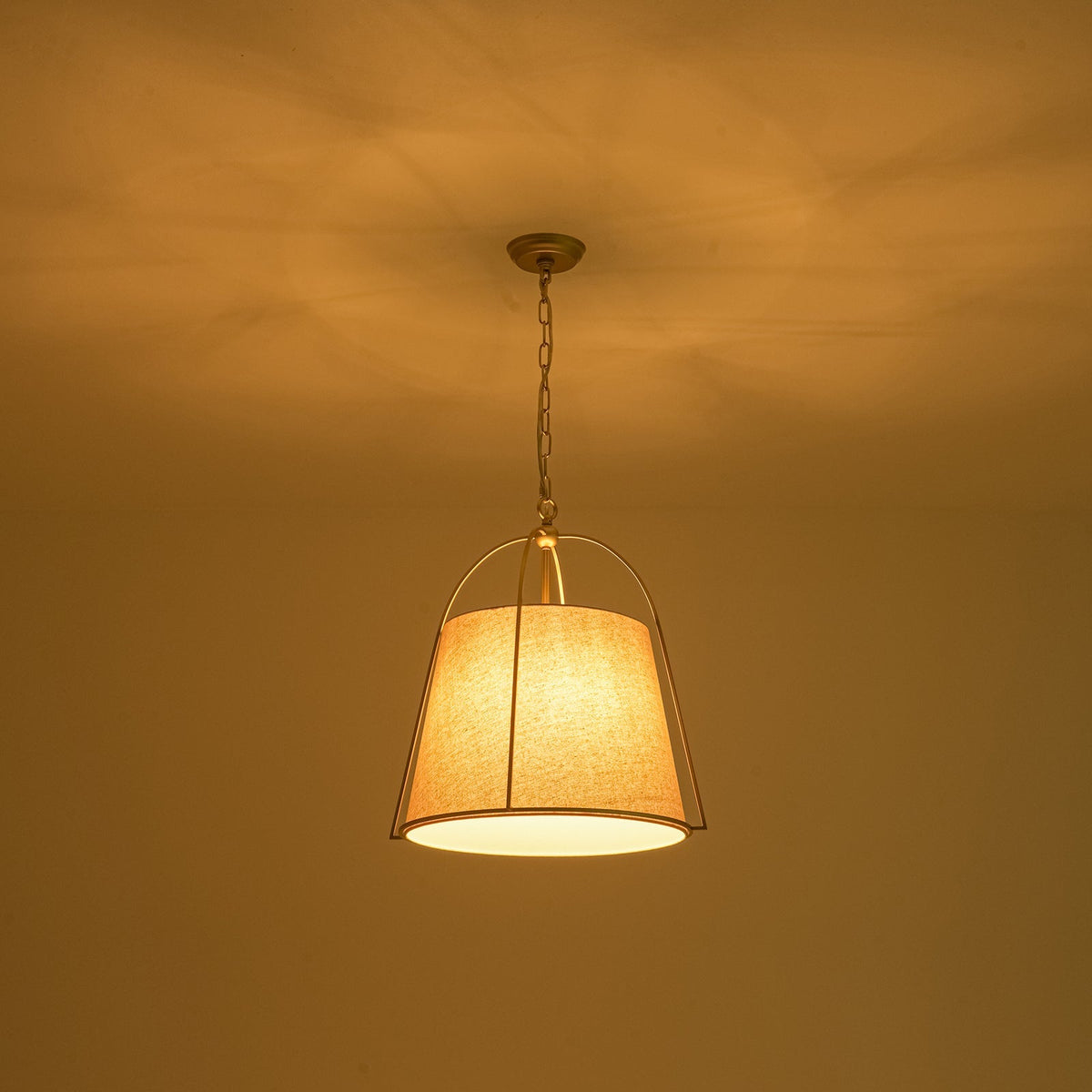 Lampada a sospensione vintage con paralume conico in lino a 4 luci