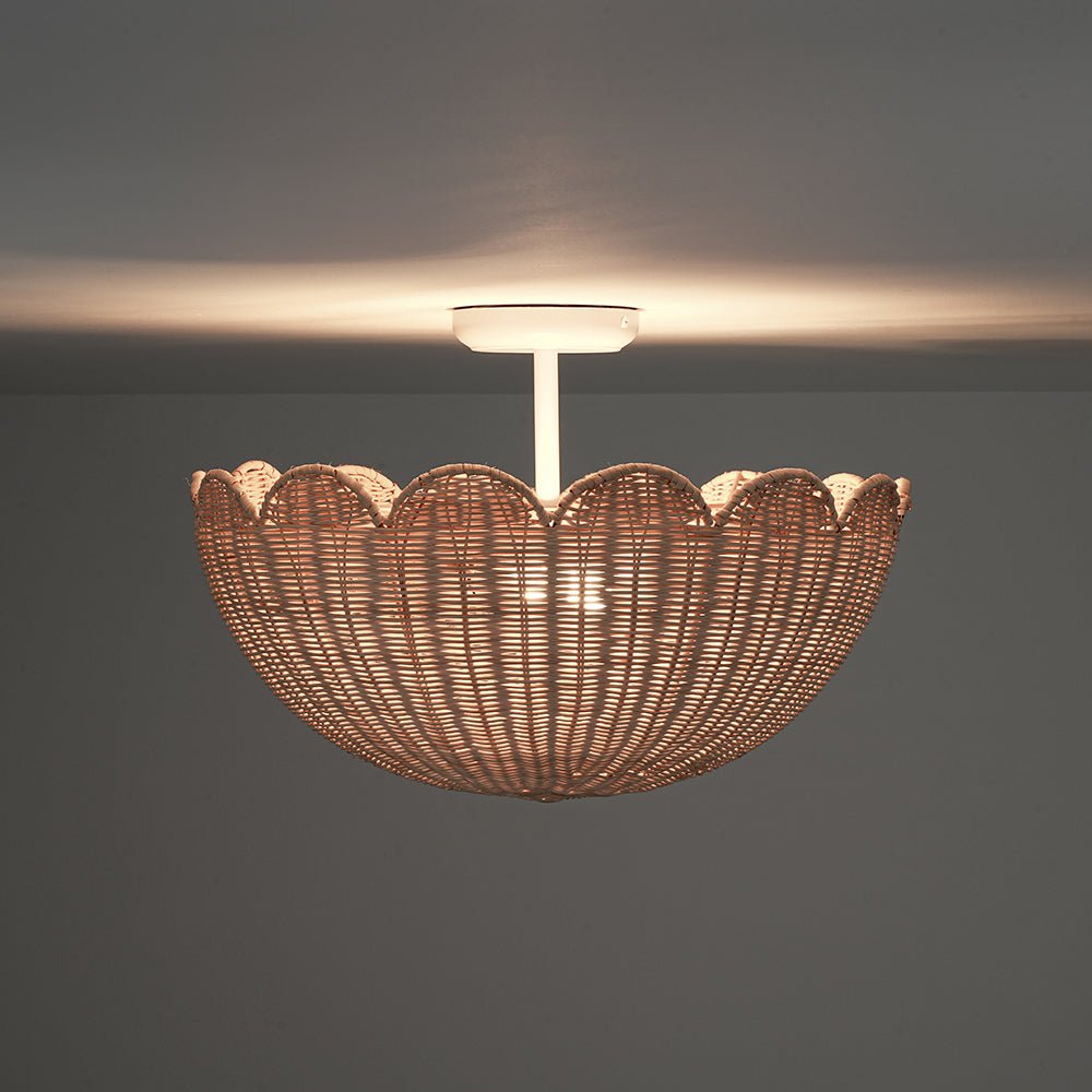 Boho Farmhouse Applique Semi Flush Montato in Rattan Intrecciato a Mano con 2 Luci e Design a Ciotola Scallop
