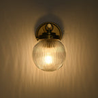 Applique da parete contemporanea a 1 luce in vetro ribbed accanto a specchio lavabo