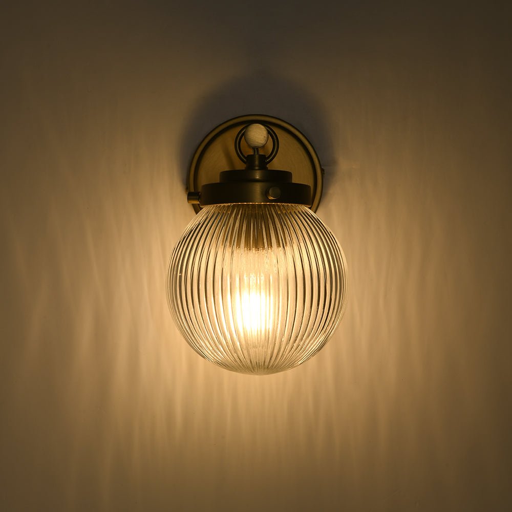 Applique da parete contemporanea a 1 luce in vetro ribbed accanto a specchio lavabo