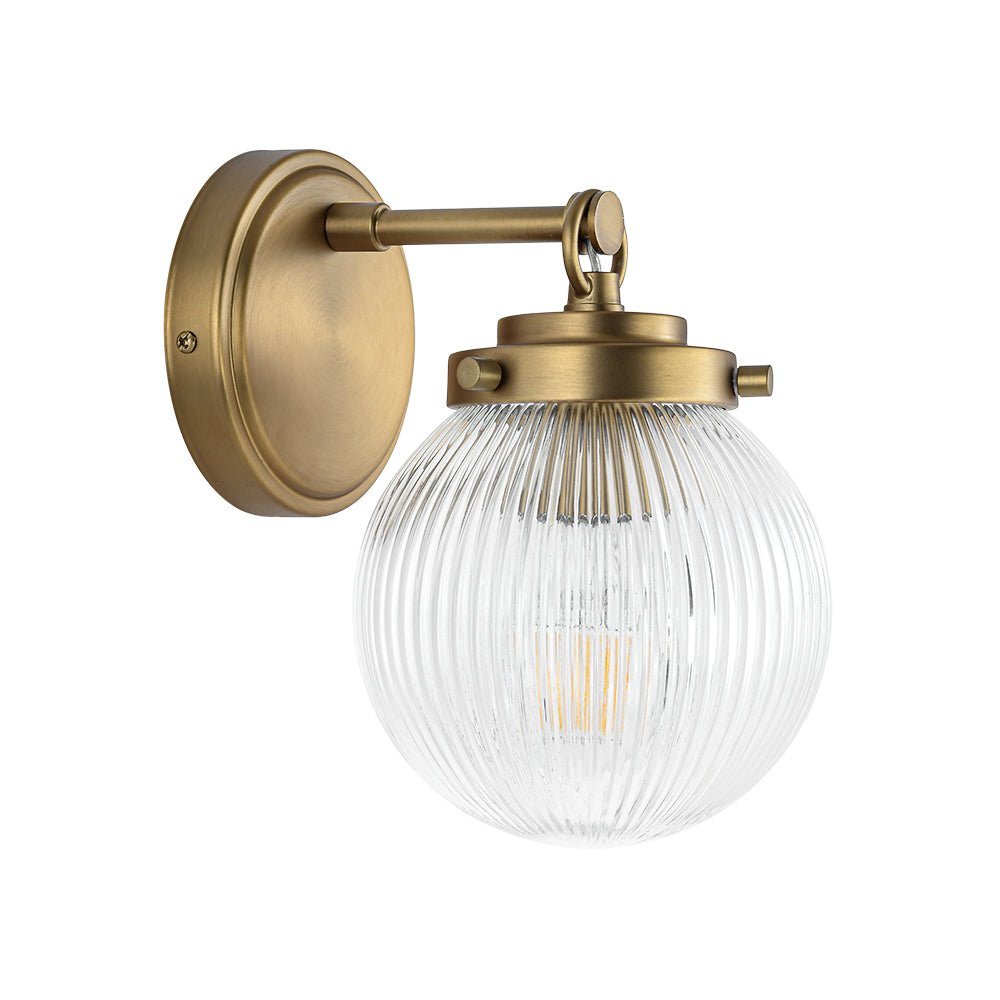 Applique da parete contemporanea a 1 luce in vetro ribbed accanto a specchio lavabo