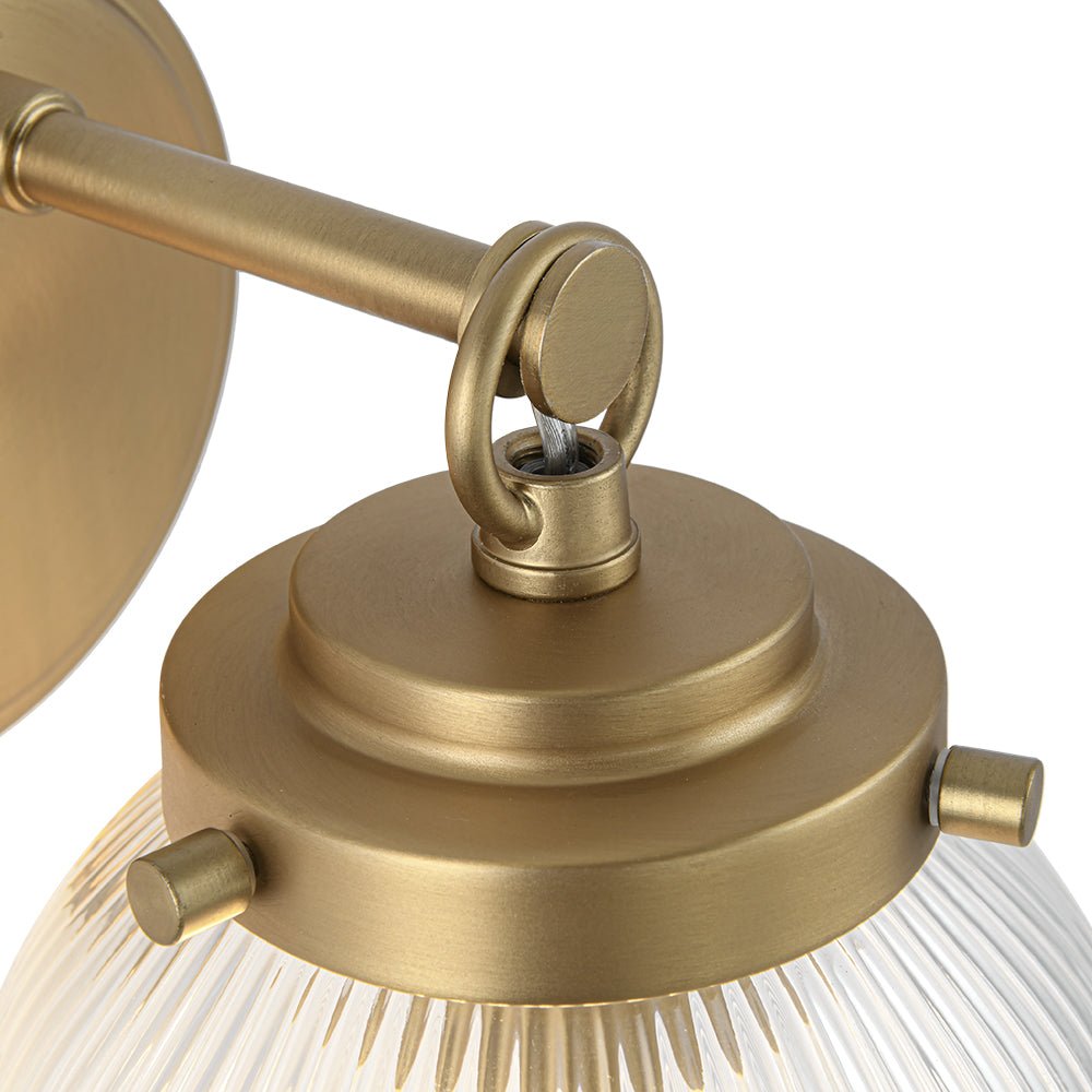 Applique da parete contemporanea a 1 luce in vetro ribbed accanto a specchio lavabo