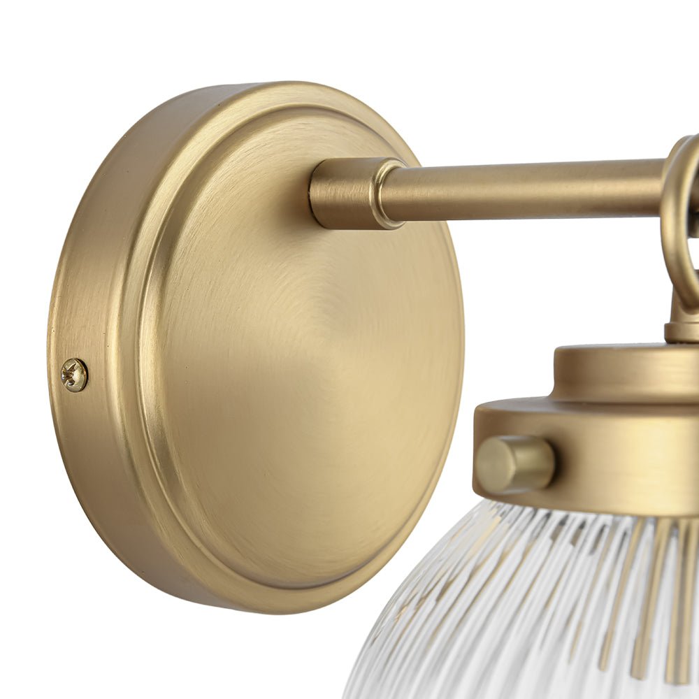 Applique da parete contemporanea a 1 luce in vetro ribbed accanto a specchio lavabo