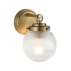 Applique da parete contemporanea a 1 luce in vetro ribbed accanto a specchio lavabo