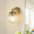 Applique da parete contemporanea a 1 luce in vetro ribbed accanto a specchio lavabo