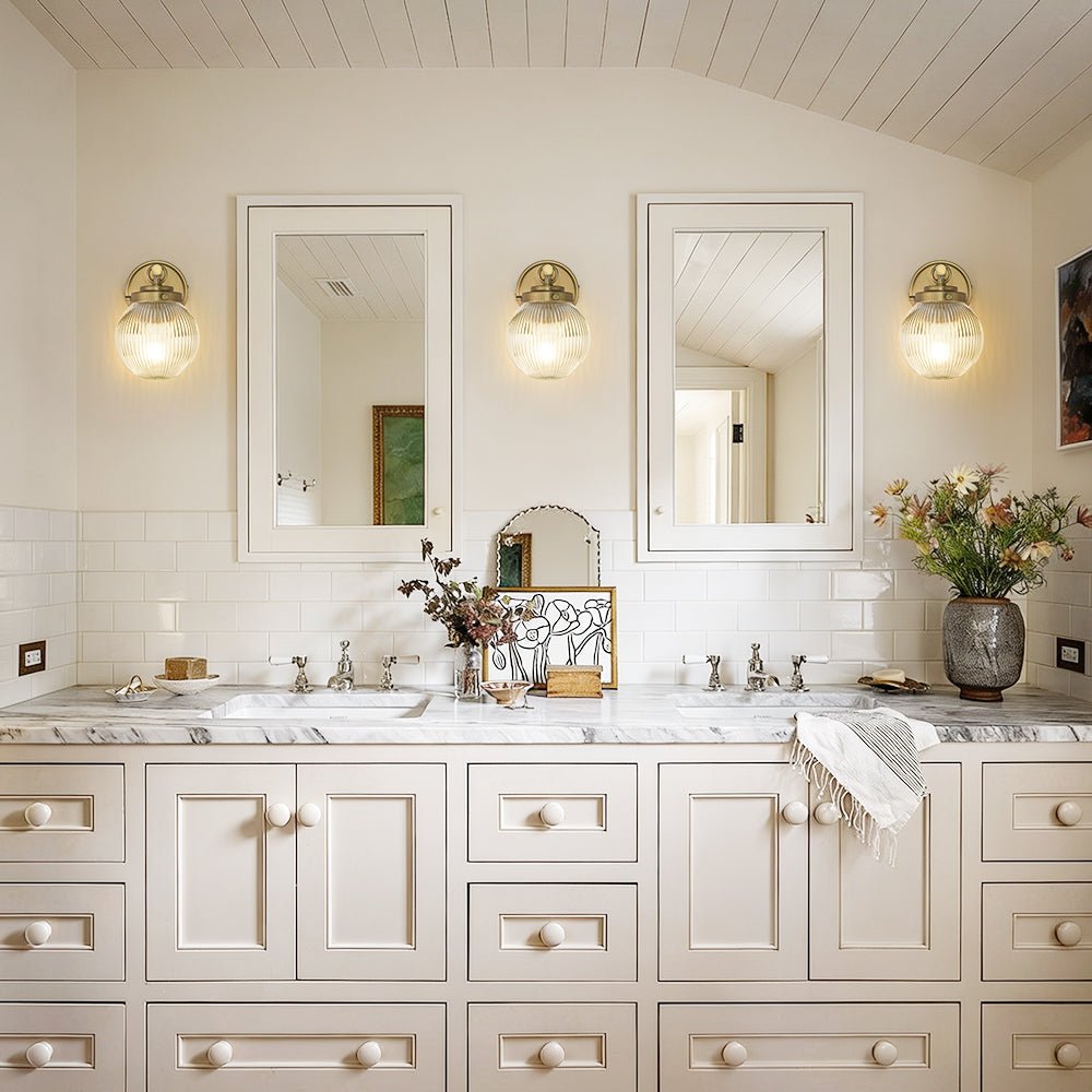 Applique da parete contemporanea a 1 luce in vetro ribbed accanto a specchio lavabo