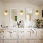 Applique da parete contemporanea a 1 luce in vetro ribbed accanto a specchio lavabo