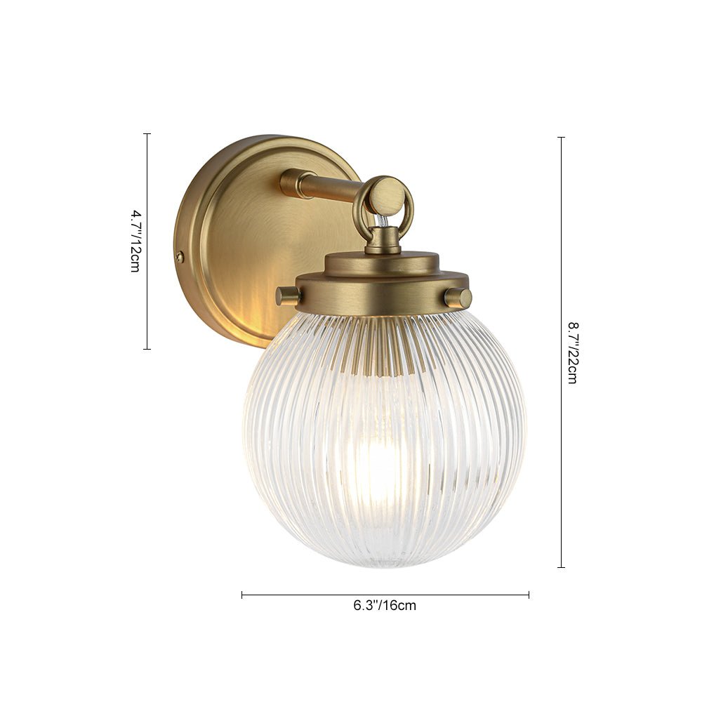Applique da parete contemporanea a 1 luce in vetro ribbed accanto a specchio lavabo