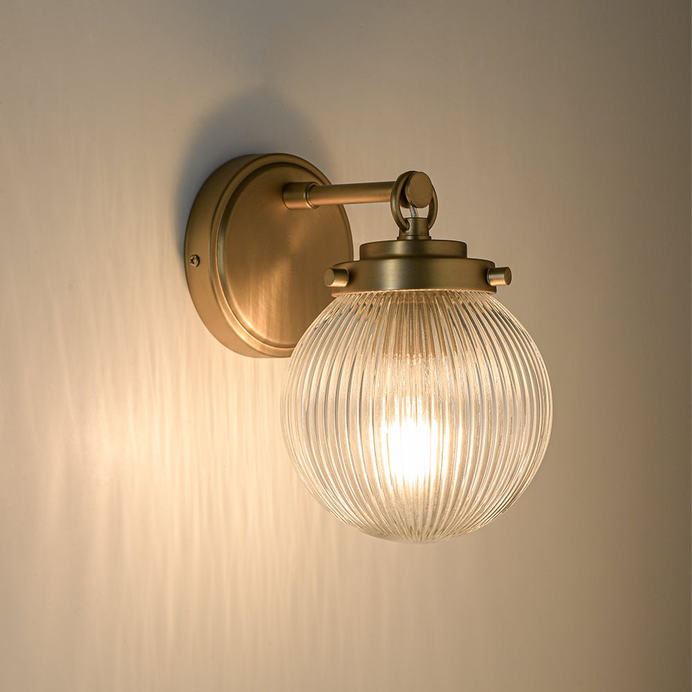 Applique da parete contemporanea a 1 luce in vetro ribbed accanto a specchio lavabo