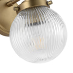 Applique da parete contemporanea a 1 luce in vetro ribbed accanto a specchio lavabo