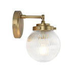 Applique da parete contemporanea a 1 luce in vetro ribbed accanto a specchio lavabo