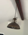 Lampada a sospensione a cupola rustica e arrugginita