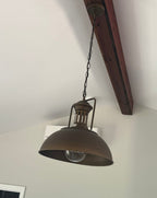 Lampada a sospensione a cupola rustica e arrugginita
