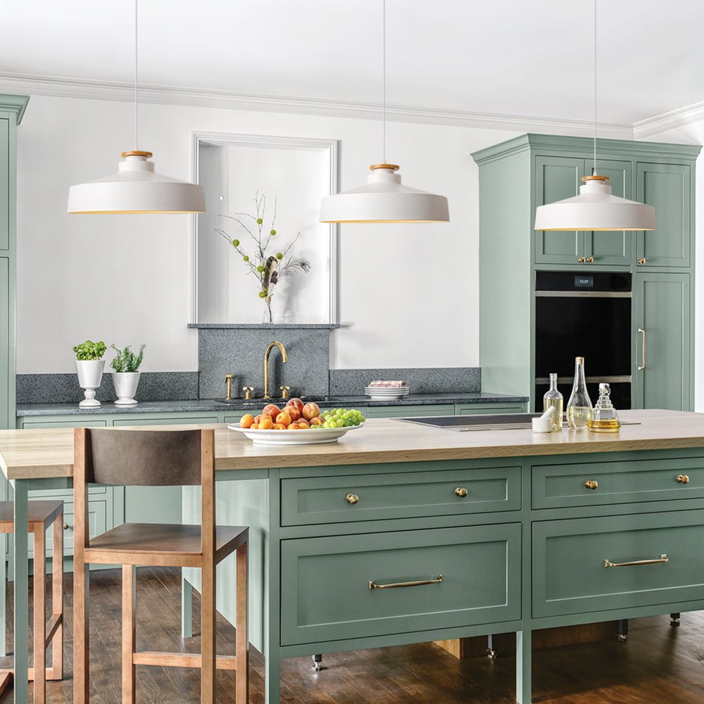 Lampada a sospensione con accenti in legno a cupola piatta da 1 luce per isola cucina