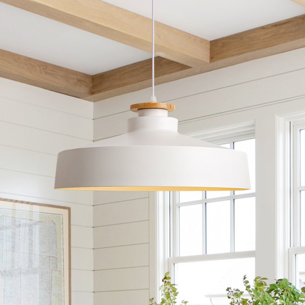 Lampada a sospensione con accenti in legno a cupola piatta da 1 luce per isola cucina