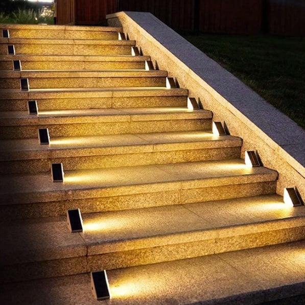 Luci LED a energia solare per esterni con design triangolare